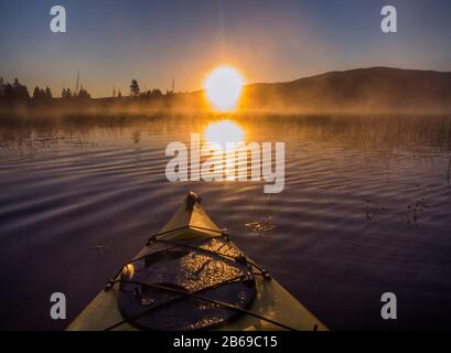 Kayak Su Gru Prairie Reservoir, La Pine, Oregon Usa Foto Stock