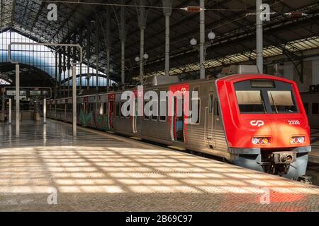 Lisbona, Portogallo - 8 marzo 2020: Treno regionale rosso alla stazione ferroviaria di Rossio Foto Stock