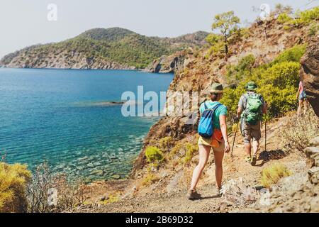 Gruppo Di Escursionisti a piedi lungo percorso Lycian Way lungo la spiaggia selvaggia e le montagne in Turchia Foto Stock