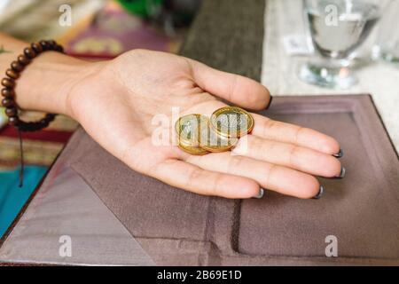 Monete di lire turche come suggerimenti nel ristorante Foto Stock
