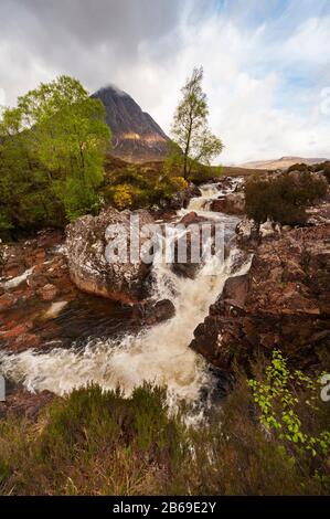 Paesaggio iconica Stob Dearg su Buachaille Etive Mor con cascata sul fiume Coupall al confine di Glen Etive e Glen Coe nelle Highlands Scozzesi. Foto Stock