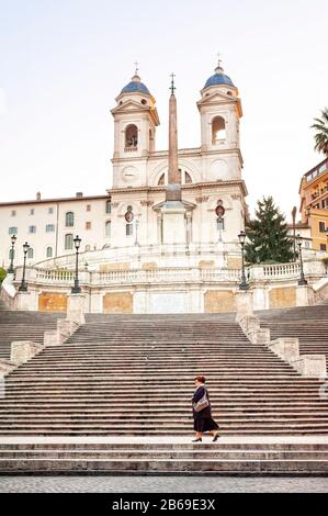 Piazza di Spagna & Trinità dei Monti in Piazza di Spagna a Roma. Deserta senza turisti e nessuno tranne una sola donna che cammina vicino. Foto Stock