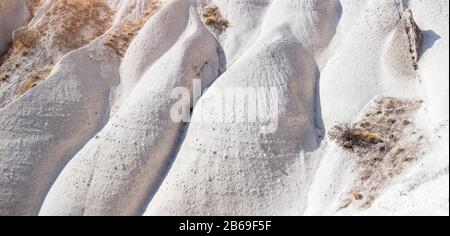 Bianche onde di tufo vulcanico closeup sfondo astratto da Cappadocia, Turchia Foto Stock