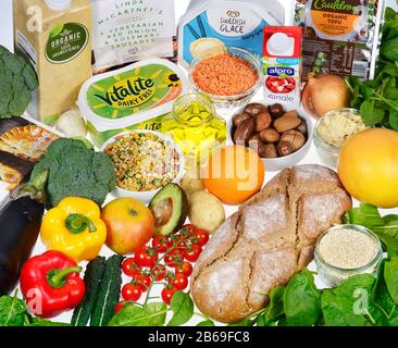 Alimenti vegani, tra cui pane, frutta fresca e verdura, prodotti a base di piante alternative al latte, cereali, legumi e prodotti privi di carne Foto Stock