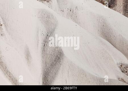 Bianche onde di tufo vulcanico closeup sfondo astratto da Cappadocia, Turchia Foto Stock