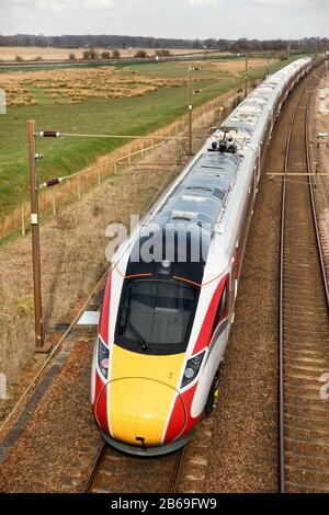 Treno LNER Classe 801 "Azuma" in direzione nord verso York, dopo lo svincolo di Colton, Regno Unito. Foto Stock