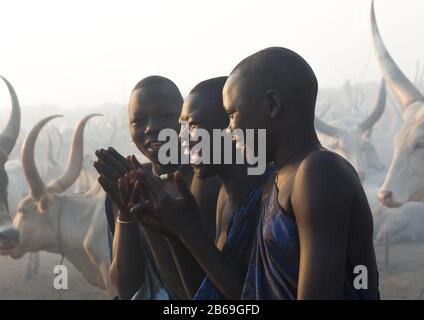 Ritratto delle giovani donne della tribù Mundari, Equatoria Centrale, Terekeka, Sudan del Sud Foto Stock