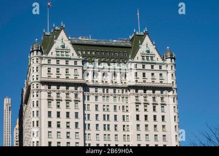 Il Plaza Hotel e il 220 Central Park South sullo sfondo, NYC, USA Foto Stock