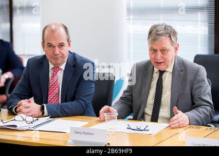 Chief Medical Officer per l'Irlanda del Nord il Dr. Michael McBride (a sinistra) insieme al Dr. Gerry Waldron, Assistant Director of Public Health (Health Protection) presso il PHA, durante un briefing Covid-19 a Belfast. Foto Stock