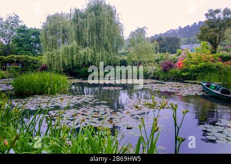 La casa e il giardino di Claude Monet a Giverny è sia un'opera d'arte del pittore che un'ispirazione per i suoi bellissimi dipinti. Foto Stock