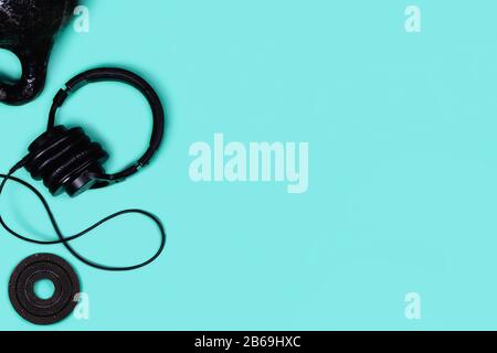 Foto sportiva. Campanelli e manubri su sfondo blu. Disposizione piatta, vista dall'alto, spazio di copia. Foto Stock
