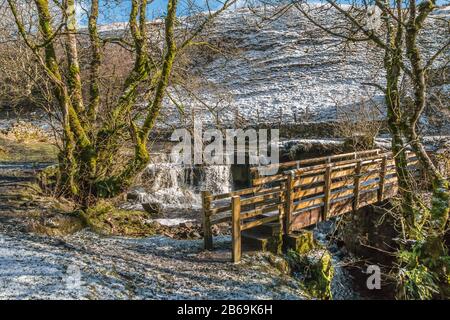 Cascata Di Ettersgill Beck E Ponte Pedonale, Teesdale, In Inverno Foto Stock