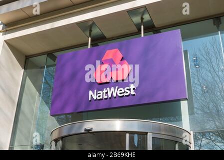 Grande cartello viola sopra l'entrata alla filiale NatWest in St Philip's Place nel centro citta' di Birmingham, Regno Unito Foto Stock