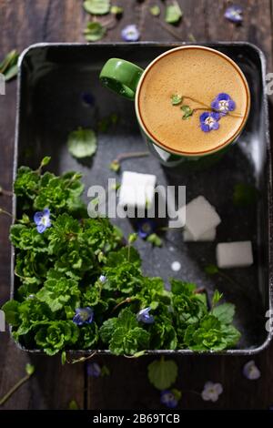 Caffè di primavera al mattino. Colazione con flowers.beautiful cibo e bevande. Giardino sul tavolo. Foto Stock