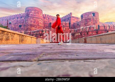 Forte di Agra e una silhouette indiana della donna Foto Stock