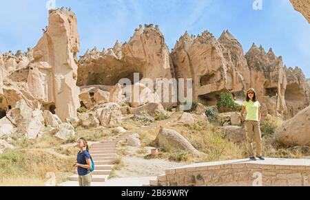 Viaggia presso l'antica città sotterranea delle grotte e il museo all'aperto Zelve in Cappadocia, Turchia. Concetto di archeologia e destinazione turistica Foto Stock