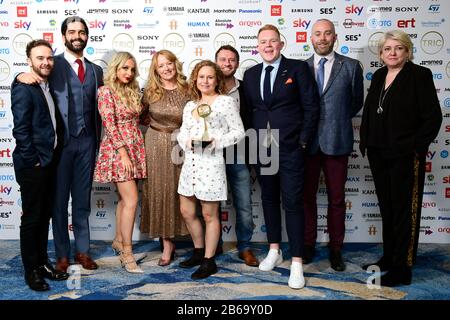 Il cast di Coronation Street con il premio Per Il Sapone dell'anno sponsorizzato da Assurant. Jack P. Shepherd, Charlie De Melo, Sally Ann Matthews, Dolly-Rose Campbell, Peter Ash e Colson Smith partecipano ai TRIC Awards 2020 tenuti al Grosvenor Hotel di Londra. Foto Stock