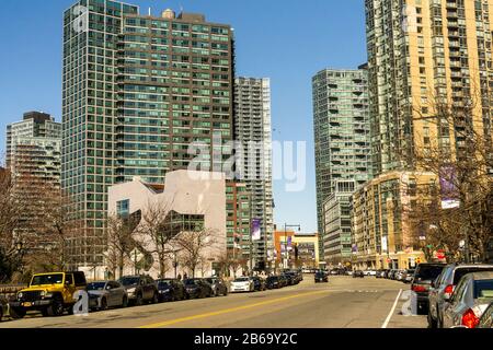 Sviluppo nel quartiere di Long Island City nelle regine occidentali a New York sabato 7 marzo 2020. Il ramo Hunters Point della Queensborough Public Library, progettato da Steven Holl Architects è sulla sinistra. (© Richard B. Levine) Foto Stock