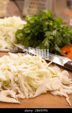 Shredded carota slice per cucinare il cibo sullo sfondo Foto stock - Alamy