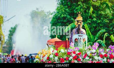 Bella con donna vestita tradizionalmente è incoronata per essere 'Songkran Songkran' sedersi sul pick-up in parata sul Festival Songkran in Thailandia. Foto Stock