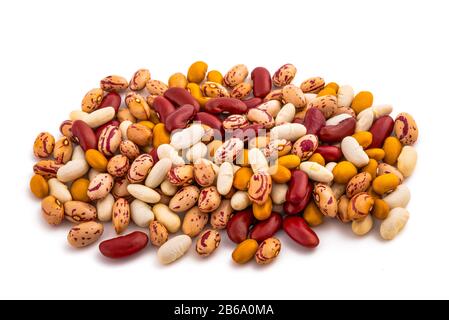 gruppo di fagioli misti isolato su sfondo bianco Foto Stock
