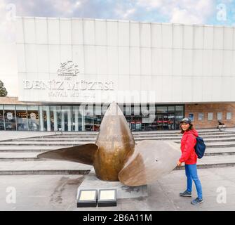 Istanbul, TURCHIA - 29 SETTEMBRE 2017: Donna turistica vicino alla costruzione del Museo Navale di Istanbul Foto Stock