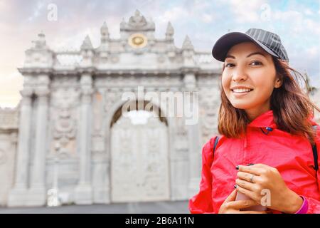 Donna turistica al cancello d'ingresso principale del Palazzo Dolmabahce Foto Stock