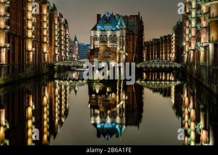 Il castello d'acqua nella storica città di Amburgo di notte Foto Stock