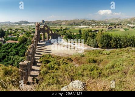 Veduta panoramica aerea dell'acquedotto romano che serviva l'antica città di Aspendos, Turchia Foto Stock