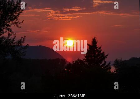 Paesaggio con vista sul tramonto di Volga e sulle montagne di Zhiguli Foto Stock