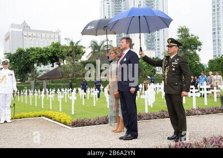 Jakarta, Indonesia. 10th Mar, 2020. Re Willem-Alexander e la regina Maxima dei Paesi Bassi al Menteng Pero di Giacarta, il 10 marzo 2020, per il giuramento nel Campo D'Onore olandese sulla 1st di una visita di stato di 4 giorni in Indonesia Credit: Albert Nieboer/ Netherlands OUT/Point de Vue OUT |/dpa/Alamy Live News Foto Stock