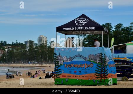 Una vista della gente a Manly Beach per il Sydney Surf Pro 2020 Foto Stock