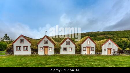 LAUFAS, ISLANDA - 14 AGOSTO 2019: Vista frontale delle case di erba turca islandese Foto Stock