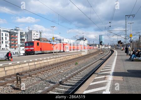 Treno Deutsche Bahn DB Regio alla piattaforma Frankfurt Main Sud, Francoforte, Germania Foto Stock