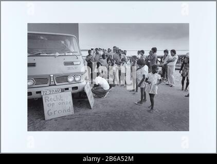 Albina, segni di pittura, 27 dicembre 1976 Parte di una serie di fotografie che una marcia di protesta per catturare un gruppo di Caraibi e Arawaks alla fine di dicembre 1976 in quattro giorni delle loro case camminato verso la riva via Albina a Paramaribo. Essi hanno chiesto la loro azione per quanto riguarda i loro diritti fondamentali e la posizione generale dei discendenti degli abitanti originari del Suriname. A Paramaribo, sono stati ricevuti al Palazzo Presidenziale dal Presidente J. Ferrier. Il fotografo era un amico di uno degli iniziatori e camminava con le maree. Produttore : Fotografo: Cary Markerink Place Foto Stock