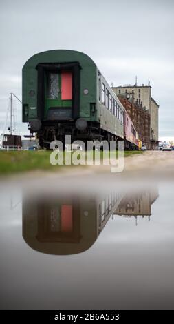 Magdeburg, Germania. 10th Mar, 2020. I vagoni ferroviari disutilizzati si trovano nel Science Harbor e si riflettono in una pozza di pioggia insieme a un vecchio magazzino. Essa rimane mutevole nella regione intorno al capitale dello Stato. Tuttavia, il sole dovrebbe apparire ancora e ancora nei prossimi giorni. Credit: Klaus-Dietmar Gabbert/dpa-Zentralbild/ZB/dpa/Alamy Live News Foto Stock