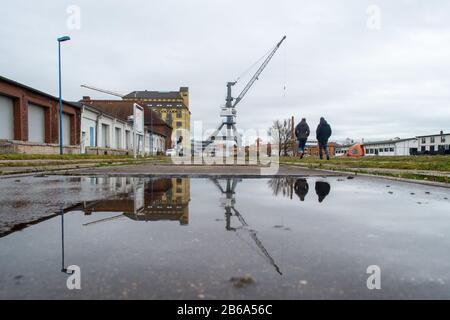 Magdeburg, Germania. 10th Mar, 2020. Una gru disutilizzata si trova nel porto scientifico e si riflette in una pozza di pioggia. Continua a cambiare nella regione intorno al capitale dello Stato. Tuttavia, il sole dovrebbe uscire di nuovo e di nuovo nei prossimi giorni. Credit: Klaus-Dietmar Gabbert/dpa-Zentralbild/ZB/dpa/Alamy Live News Foto Stock