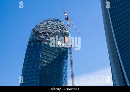 La Torre PWC in costruzione è stata chiamata la Torre curva, nel quartiere degli affari CityLife di Milano. L'edificio è la sede italiana di PwC. Foto Stock