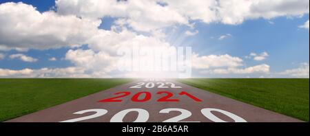 Asfalto vuoto e nuovo anno 2020, 2021, 20222, 2023 Concept. Concetto per il successo e il passare del tempo. Foto Stock