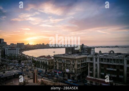 Paesaggio urbano della stazione di Raml ad Alessandria, Egitto al tramonto Foto Stock