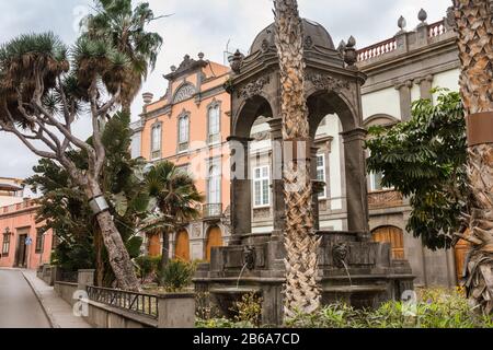 Fontana in Plaza del ESpiritu Santo, architettura storica nella città vecchia, Vegueta, Las Palmas de Gran Canaria, le isole Canarie Foto Stock