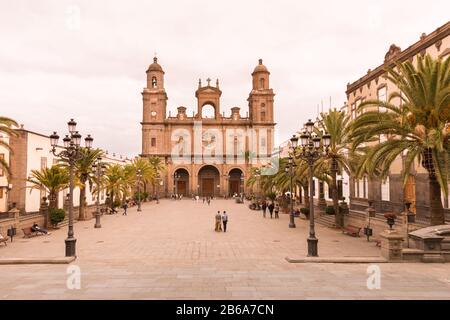 Turisti in Plaza de Santa ana, vista della cattedrale di Santa Ana, Las Palmas de Gran Canaria, Isole Canarie Foto Stock