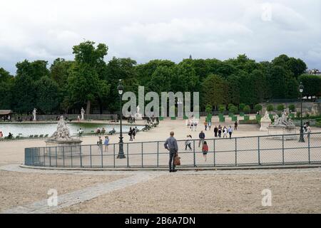 Ramps Fer a Cheval Horseshoe Ramp in Tuilerie Garden Jardin des Tuileries con Bassin ottogonal in background.Paris.France Foto Stock