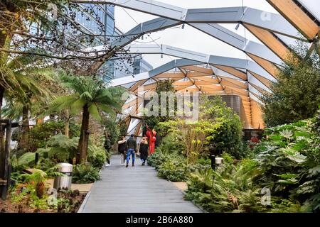 Crossrail Place Roof Garden, persone che camminano in un rifugio urbano e architettura verde, Canary Wharf, Londra Foto Stock