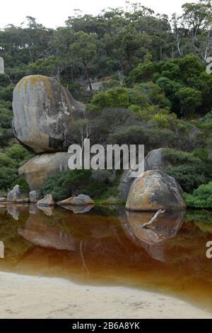 Enormi massi di granito adornano la costa come sculture naturali al promontorio di Wilson, Victoria, Australia Foto Stock