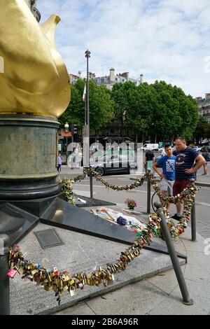 Visitatori di fronte alla fiamma della libertà il memoriale ufficioso della principessa Diana in Place Diana dal Pont de l'Alma.Paris.France Foto Stock