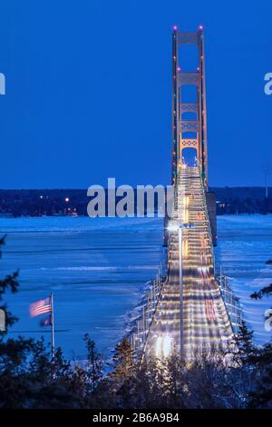 Il Mackinac Bridge attraversa lo stretto di Mackinac in inverno Foto Stock