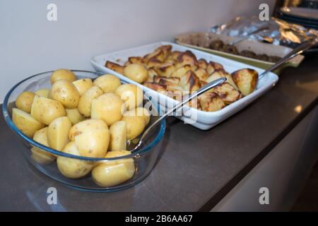 Cena di Natale cucinata e pronta per essere servita Foto Stock