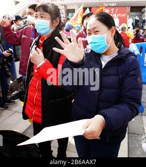 (200310) -- WUHAN, 10 marzo 2020 (Xinhua) -- pazienti Trattati con coronavirus salutano le persone dopo aver lasciato l'ospedale temporaneo di Wuchang a Wuhan, nella provincia centrale cinese di Hubei, 10 marzo 2020. L'ultimo lotto di 49 pazienti è uscito dall'ospedale temporaneo Wuchang alle 15:30 di martedì. Gli ultimi due ospedali temporanei a Wuhan, epicentro dell'epidemia di coronavirus nella provincia dell'Hubei nella Cina centrale, sono stati chiusi martedì, segnando la chiusura di tutti e 16 gli ospedali temporanei della città. (Xinhua/Wang Yuguo) Foto Stock