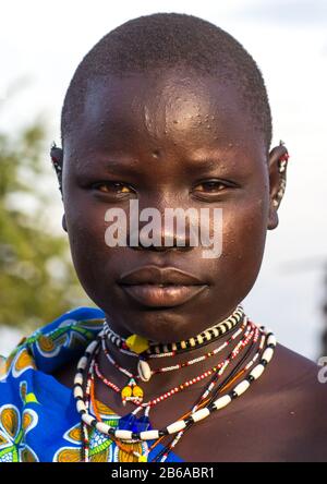 Ritratto di una giovane tribù Toposa, Stato di Namorunyang, Kapoeta, Sudan del Sud Foto Stock